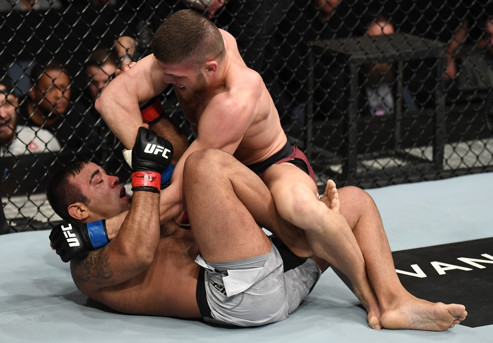 Ismail Naurdiev dominou e venceu o brasileiro Michel Trator UFC Praga â?? Foto: Getty Images