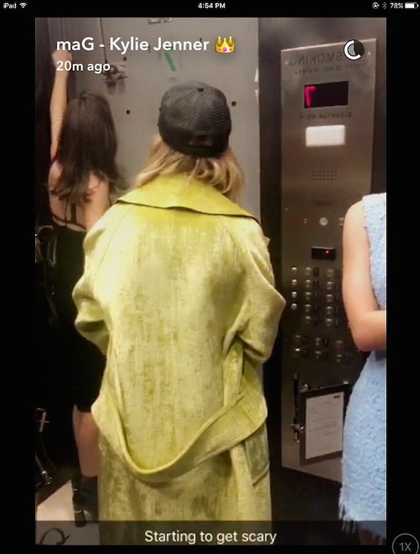 Kendall Jenner busca ajuda presa dentro do elevador (Foto: Snapchat)