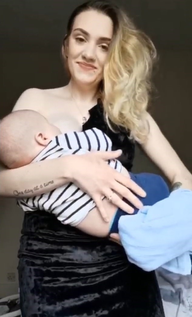 Mãe amamentando em vídeo viral (Foto: Reprodução Facebook)