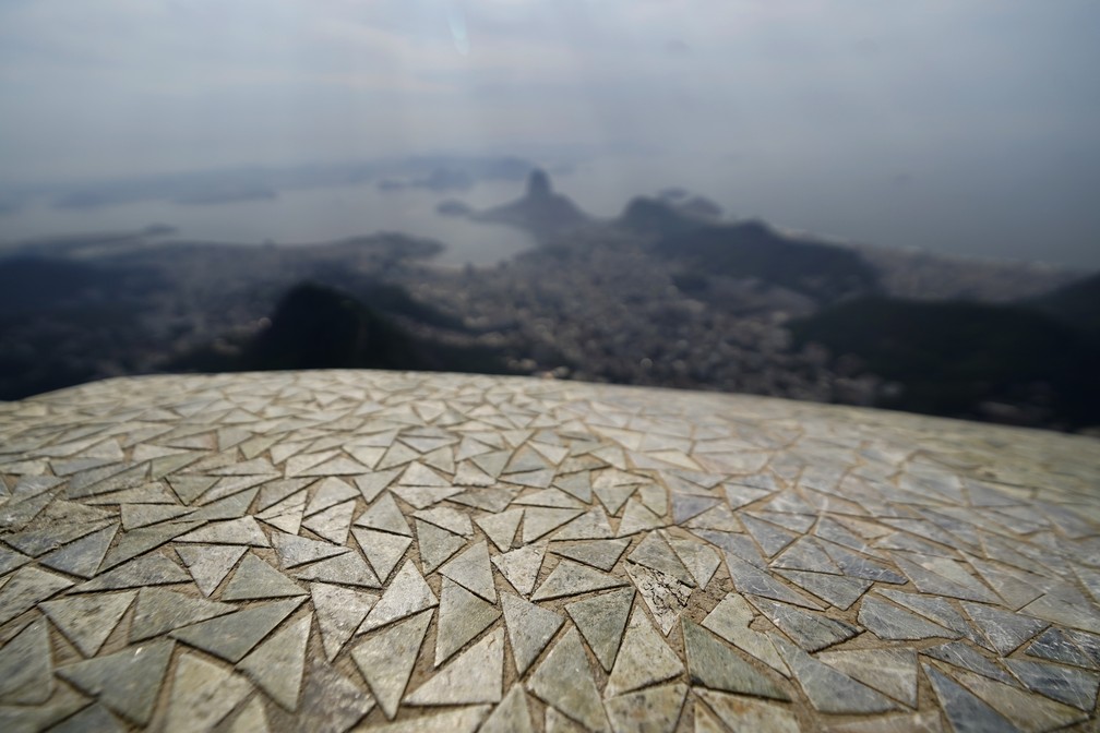 Pedras-sabão formam mosaico que reveste o Cristo Redentor. — Foto: Marcos Serra Lima/g1