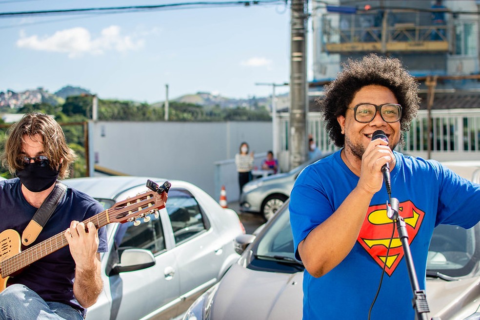 Músicos se apresentaram para enfermeiros do HU-UFJF — Foto: Gustavo Tempone/UFJF