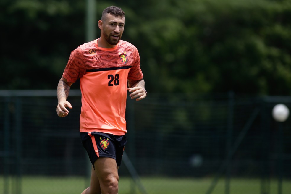 Paulinho Moccelin em treino do Sport — Foto: Anderson Stevens/Sport