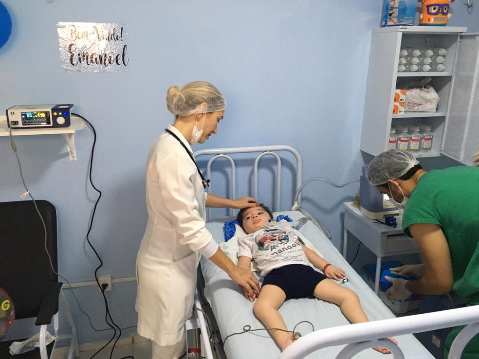 Depois de quase dois anos internado, Emanoel chegou ao seu quarto, em sua casa.  — Foto: Murilo Lucena/TV Clube