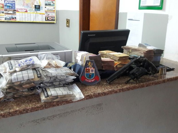 Cerca de R$ 60 mil foram recuperados pela polícia  (Foto: Divulgação/Polícia Militar)