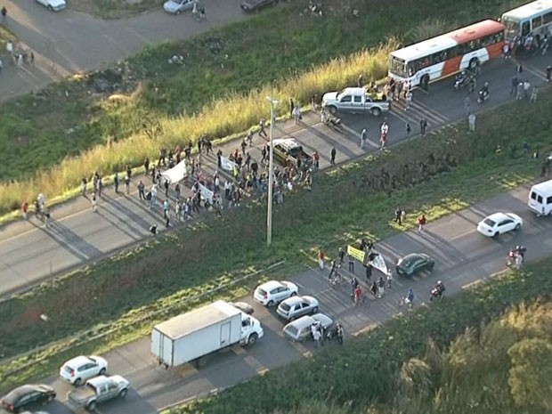 Manifestantes fecham BR-040 no sentido Brasília para pedir melhorias no transporte público (Foto: TV Globo/Reprodução)