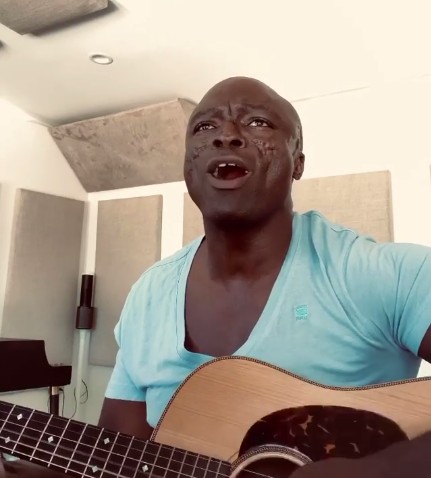 O músico Seal em vídeo em homenagem ao amigo cineasta Joel Schumacher (Foto: Instagram)