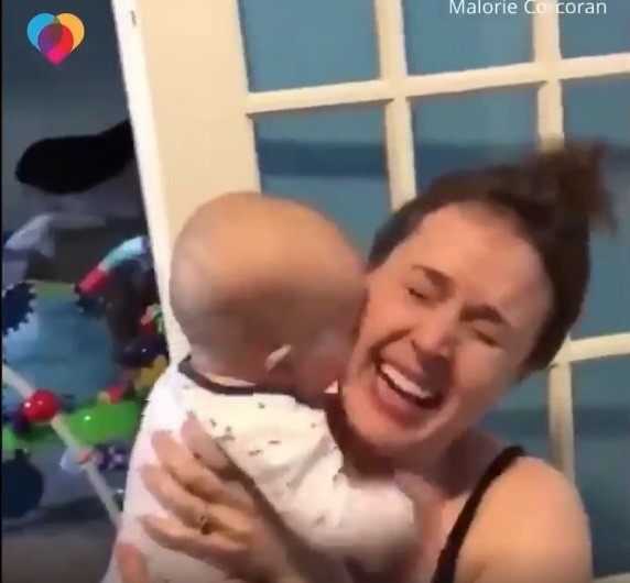 Bebê ataca a mãe com muitos beijos (Foto: Reprodução/Facebook)