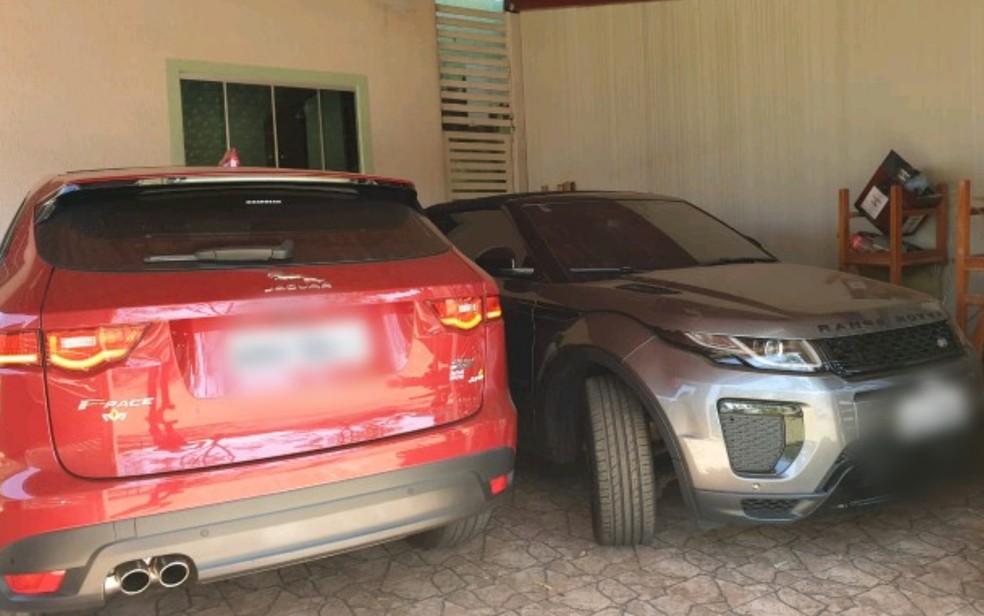 Carros de luxo são apreendidos em operação da PF — Foto: Reprodução/TV Anhanguera