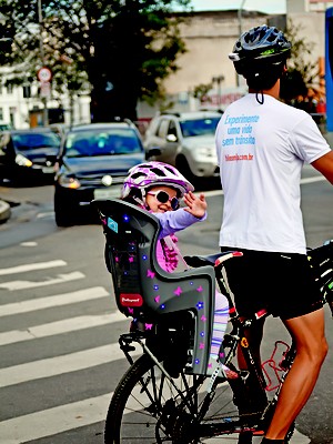 O atendente Wagner Hirata e a filha Melissa; bicicleta; filhos (Foto: Raoni Maddalena)