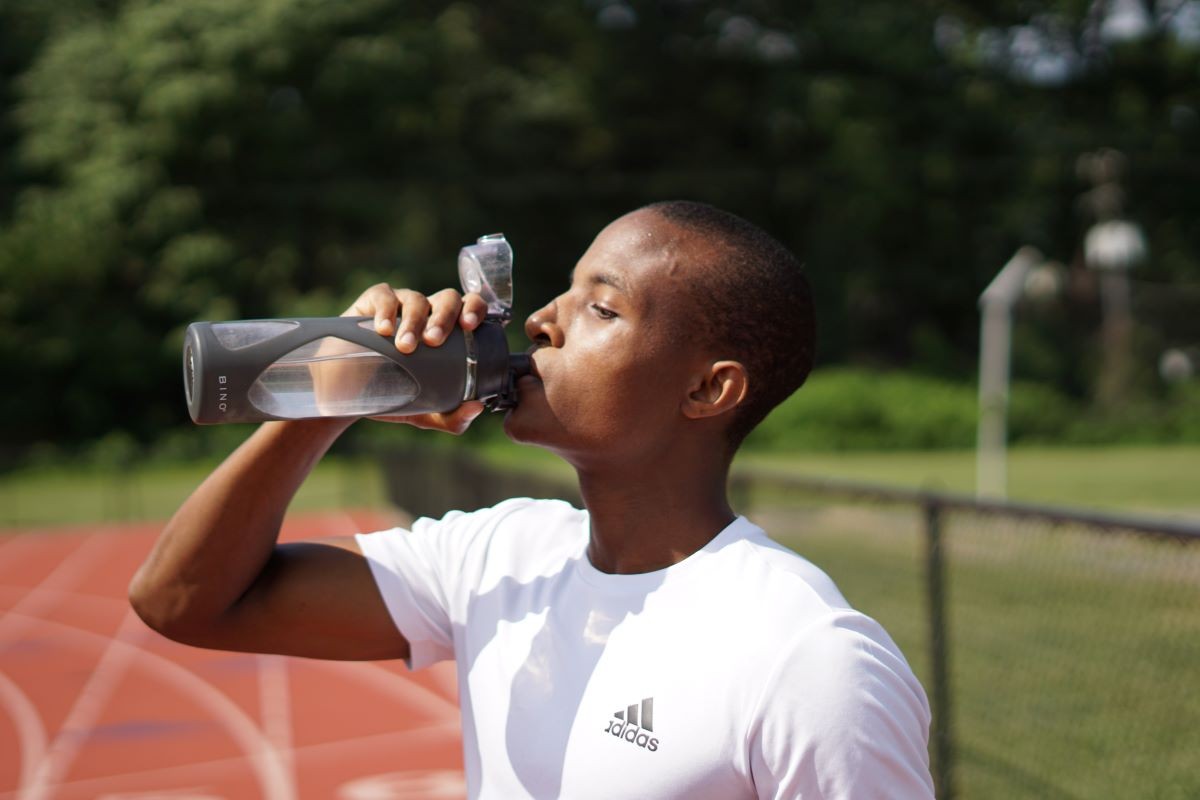 Continue ingerindo o mínimo necessário de água diariamente para que o corpo funcione bem (Foto: Unsplash / Nigel Msipa / CreativeCommons)