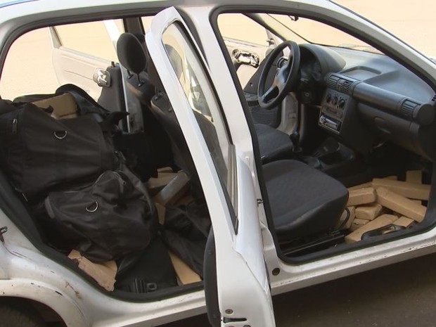 Veículo estava estacionado no acostamento da rodovia de Pederneiras (Foto: TV TEM/Reprodução)
