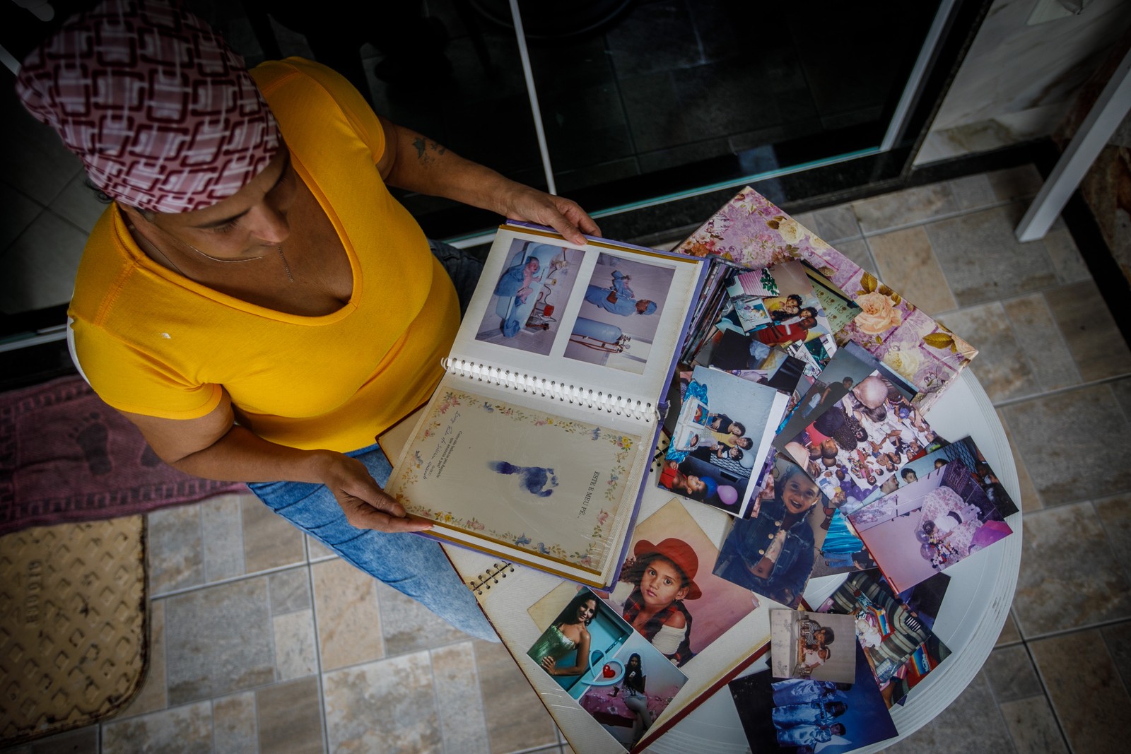 Adriana Silveira, mãe de Luiza Paula da Silveira, exibe fotos da filha, que foi assassinada aos 13 anos