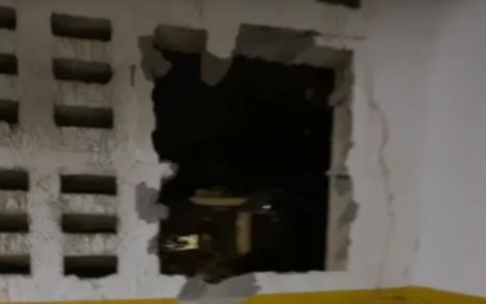 Suspeito abriu buraco para entrar na garagem de condomínio de luxo em Salvador — Foto: Reprodução/Redes Sociais
