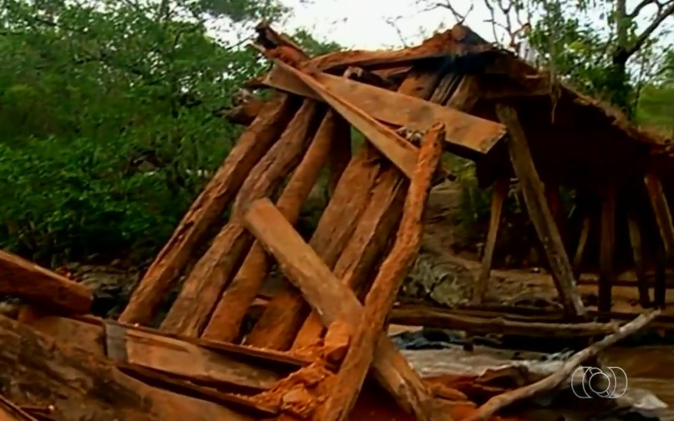 Estrutura de madeira de ponte cedeu em Serranópolis (Foto: Reprodução/TV Anhanguera)