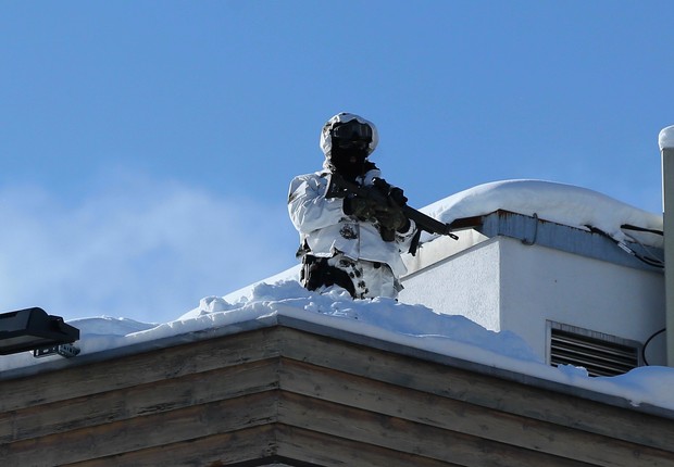 Sniper faz segurança em Davos (Foto: Getty Images)