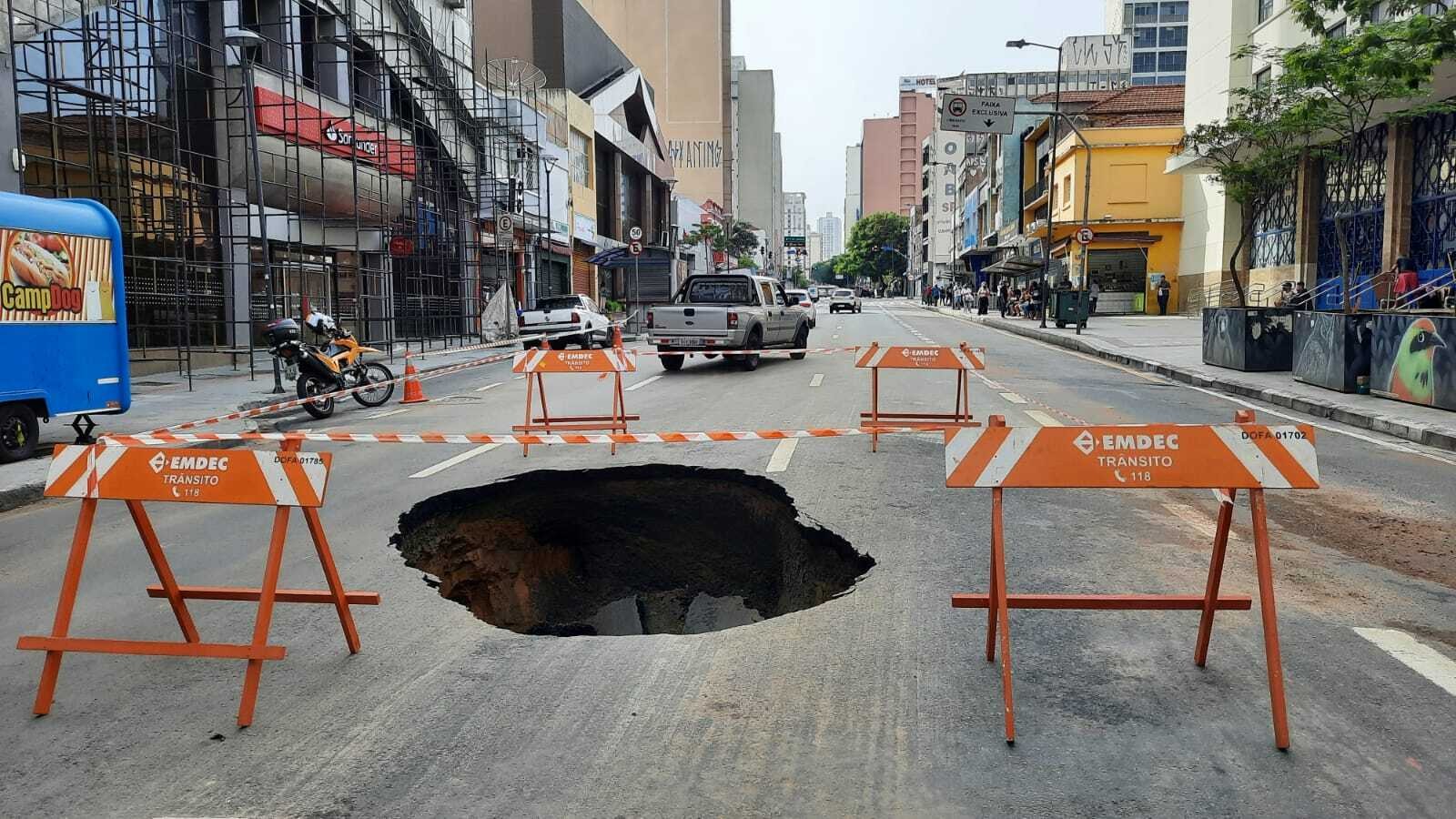 Cratera se abre em avenida na região central de Campinas após problemas na tubulação