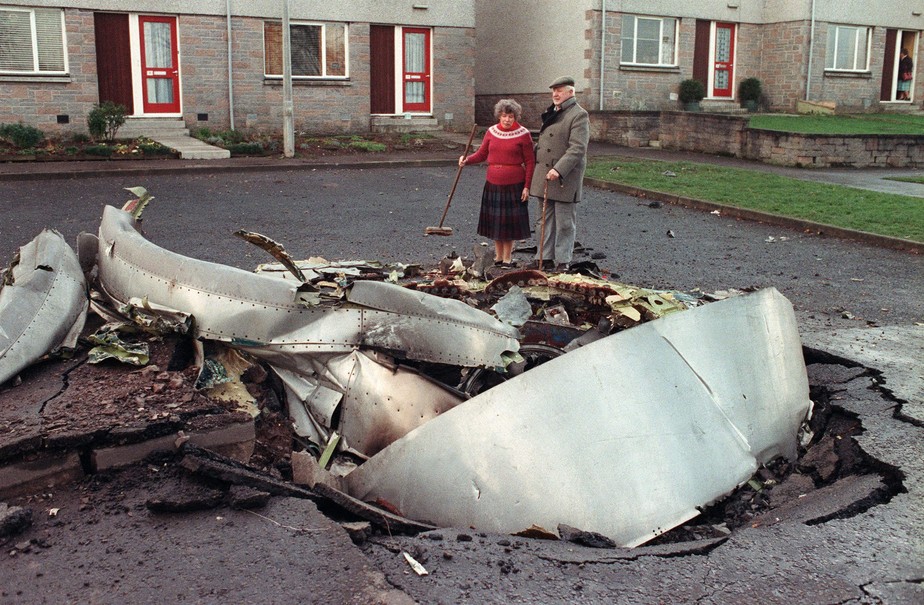 Moradores de Lockerbie olham para os destroços do avião que explodiu sobre a cidade escocesa
