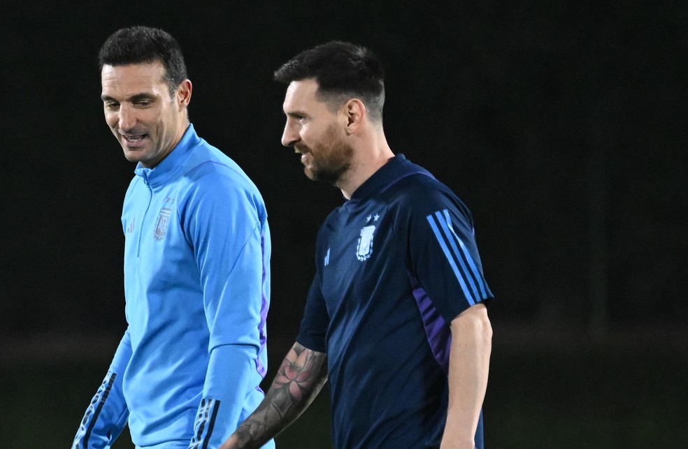 Lionel Scaloni conversa com Messi em treino da Argentina — Foto: Divulgação/AFA