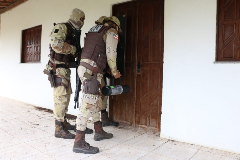 Policiais durante a reconstituição da morte de Adriano da Nóbrega, na Bahia — Foto: Alberto Maraux/SSP-BA