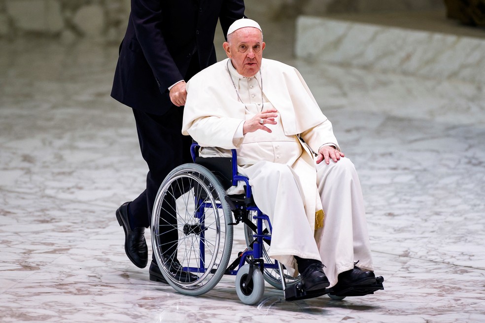 O Papa Francisco, em cadeira de rodas pela primeira vez, durante audiência de freiras no Vaticano, em 05 de maio de 2022 — Foto: Reuters