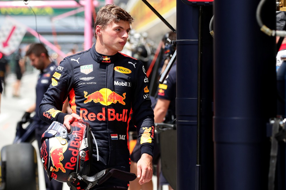 Verstappen volta aos boxes após abandono na Hungria (Foto: Reuters)