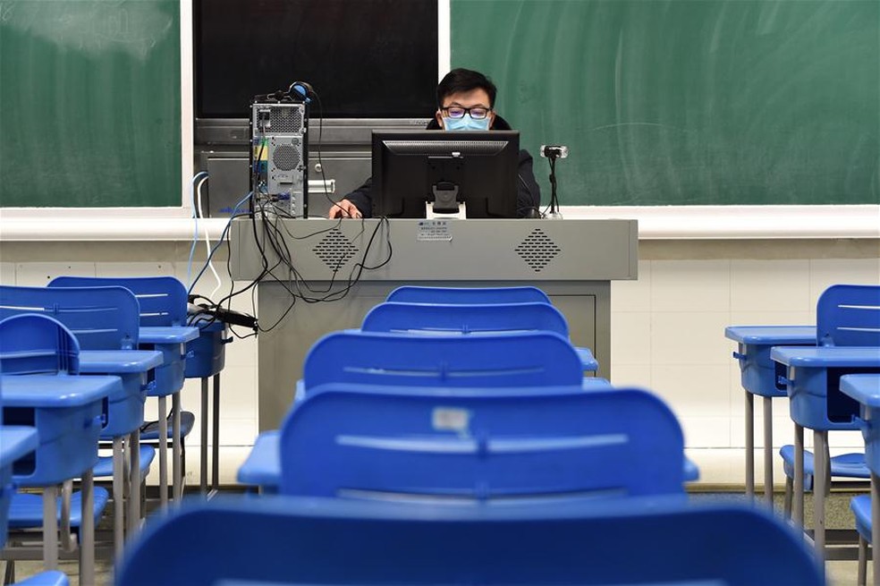 Professor de História dando aula on-line, em Hefei, na região leste da China — Foto: Xinhua/Zhou Mu
