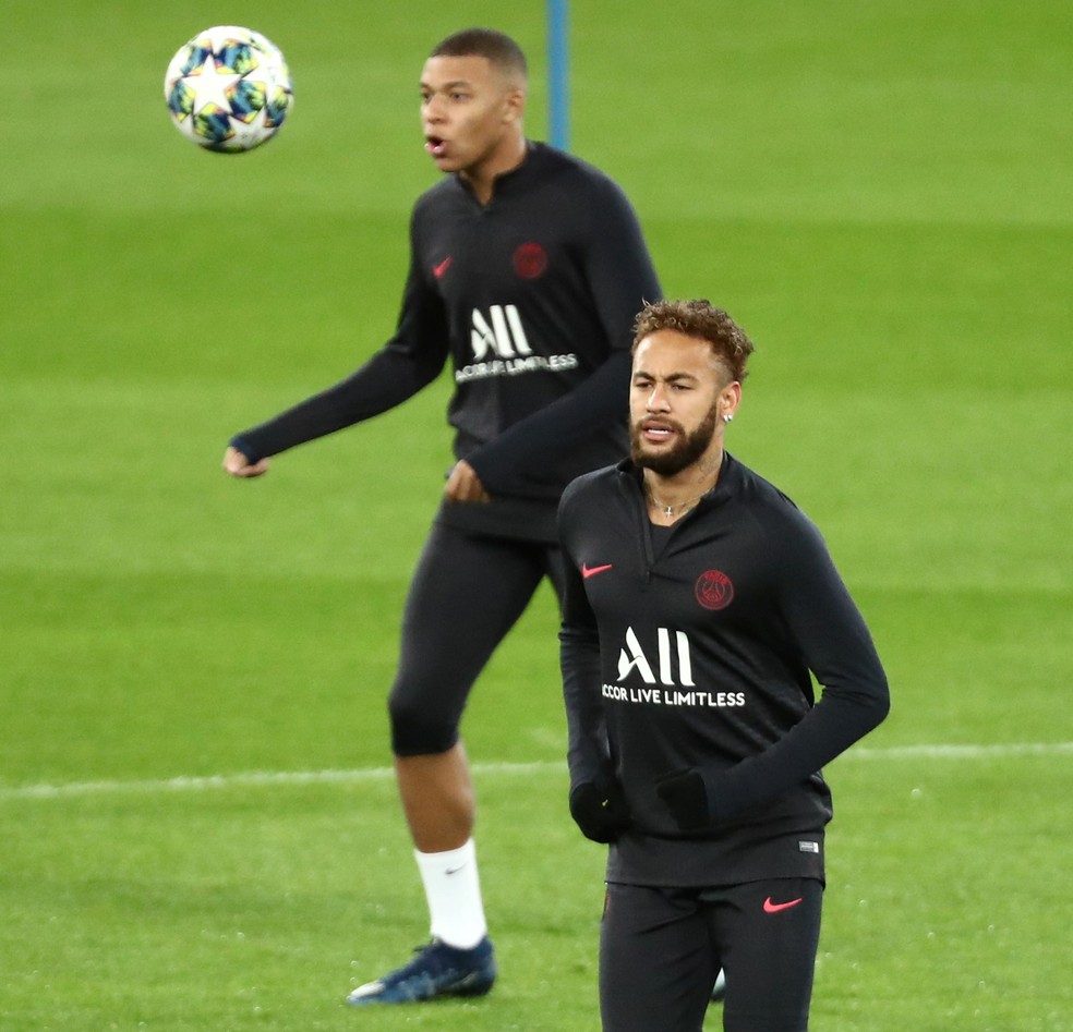 Neymar e Mbappé no treino de segunda-feira: atacante ainda não começaram jogando juntos na temporada — Foto: REUTERS/Sergio Perez
