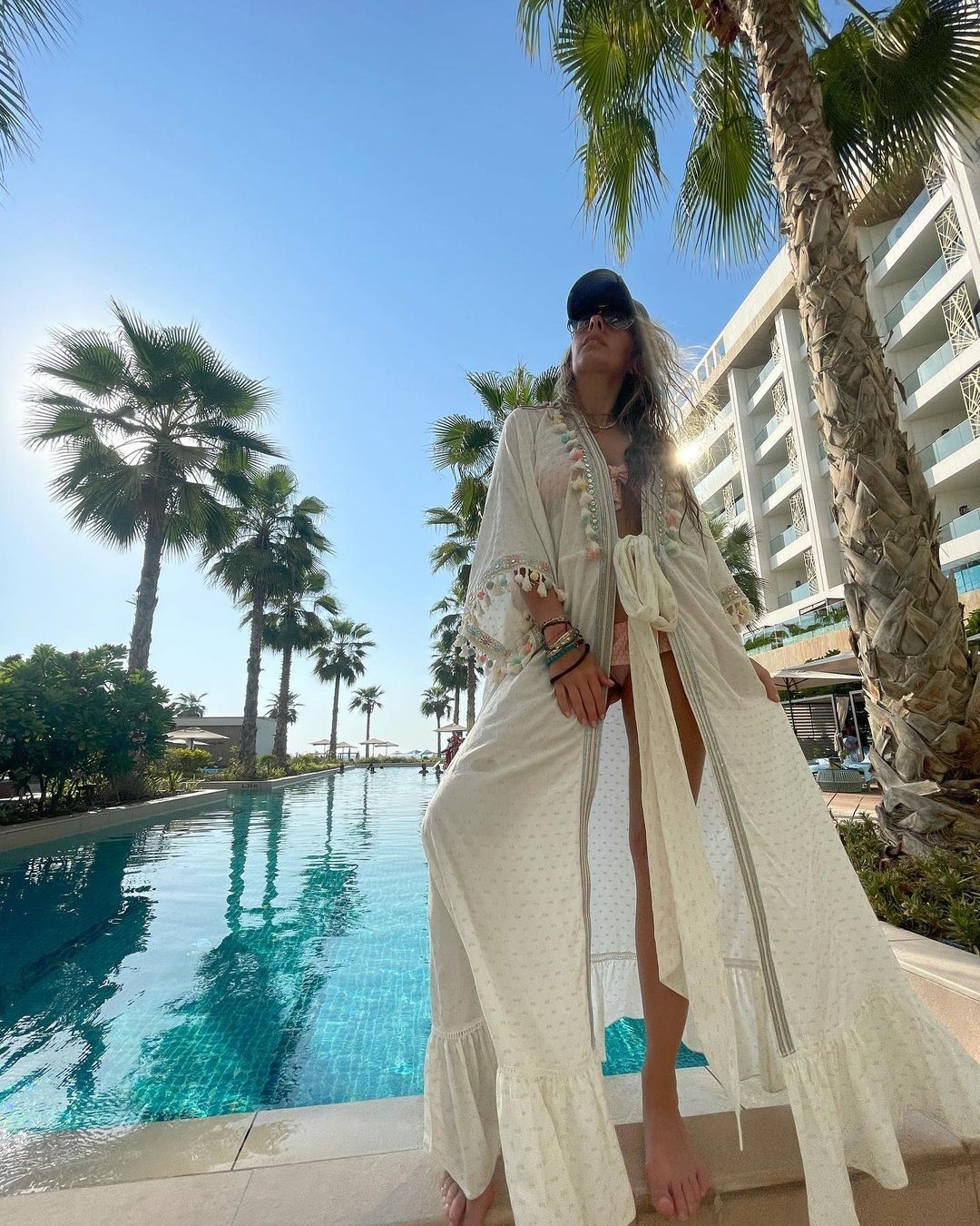 Adriane Galisteu posa em piscina de hotel em Dubai (Foto: Reprodução Instagram)
