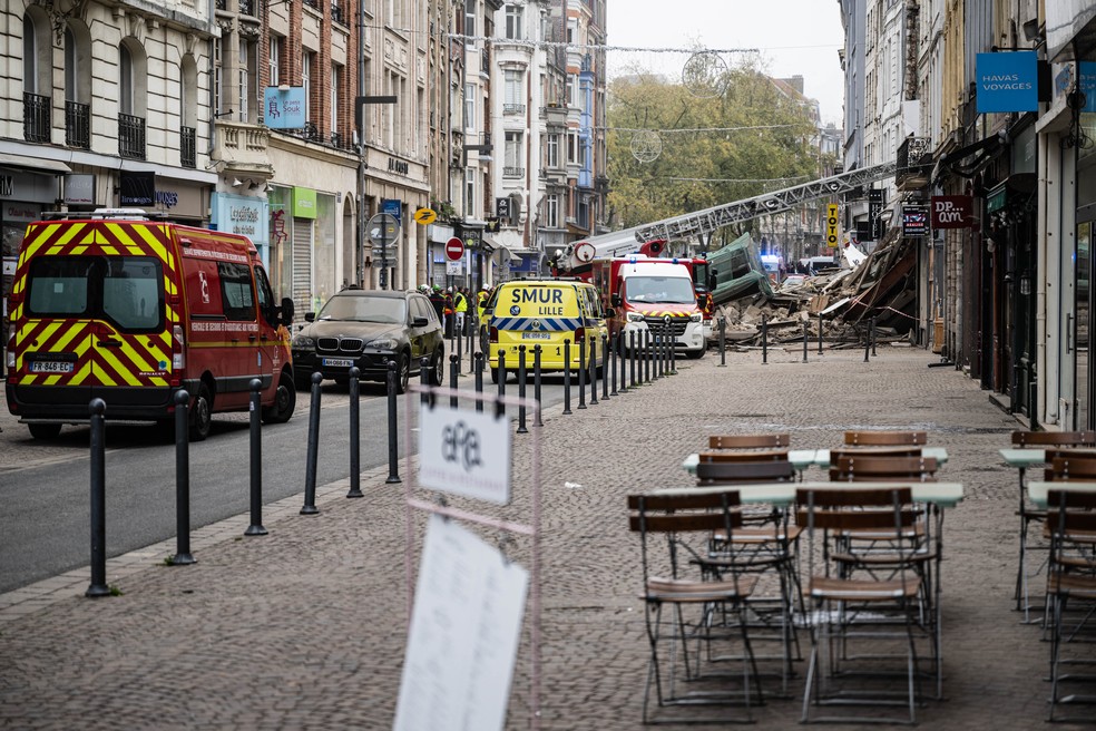 Escombros de prédio que desabou em Lille, no norte da França, em 12 de novembro de 2022.  — Foto: Sammer Al-Doumy/ AFP