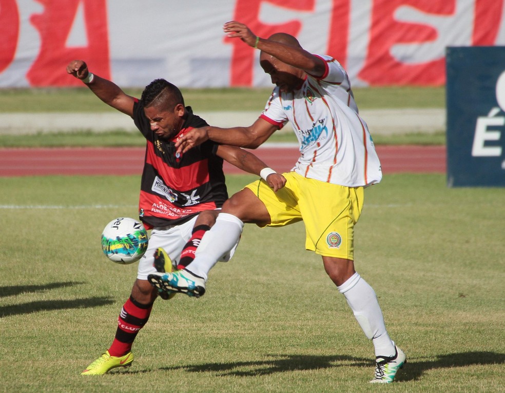 Curuca (� esquerda) acumula passagens por v�rios clubes do futebol do Maranh�o e se destaca por ser um volante de conten��o � Foto: Biaman Prado/O Estado