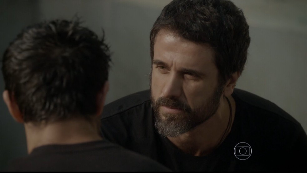 Gael (Eriberto Leão) desiste de dar novas chances a Cobra (Felipe Simas). — Foto: Globo