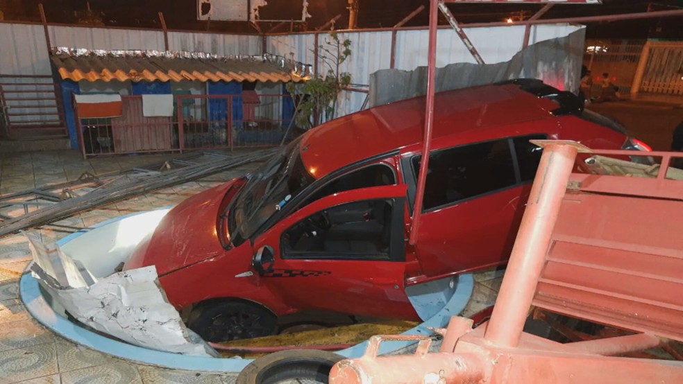 Motorista Perde Controle Do Carro E Invade Piscina De Residencia No Df Distrito Federal G1