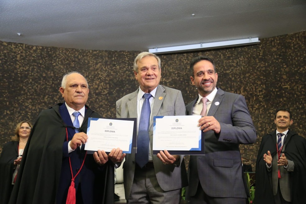 Paulo Dantas e Ronaldo Lessa recebem diploma de governador e de vice-governador, respectivamente, do presidente do TRE, Otávio Leão Praxedes — Foto: Ailton Cruz