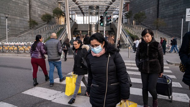 Mulher usa máscara para se proteger do coronavírus Covid-19 diante da estação Garibaldi em Milão, na Itália (Foto: Valeria Ferraro/SOPA Images/LightRocket via Getty Images)