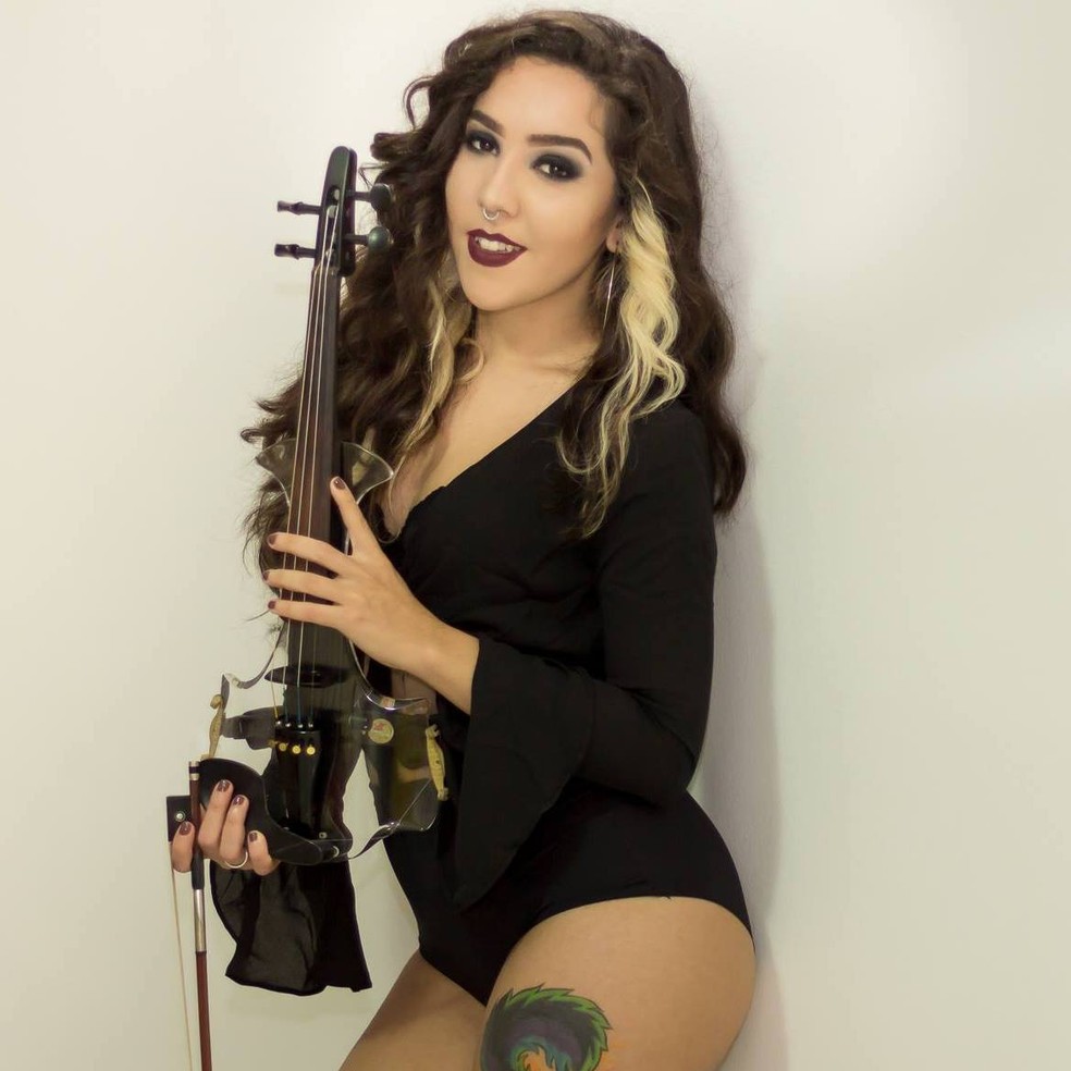 Lyarah faz sucesso tocando no violino músicas populares em Santos, SP. (Foto: Divulgação)