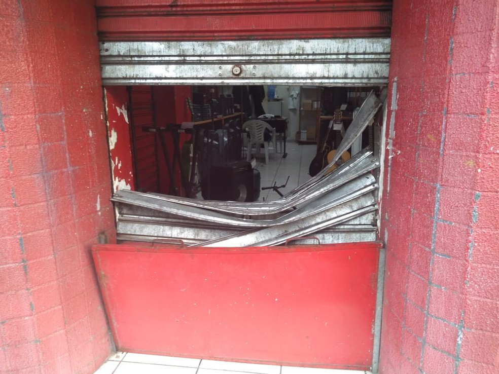 Porta de ferro da entrada foi danificada — Foto: Carolina Sanches/TV Gazeta