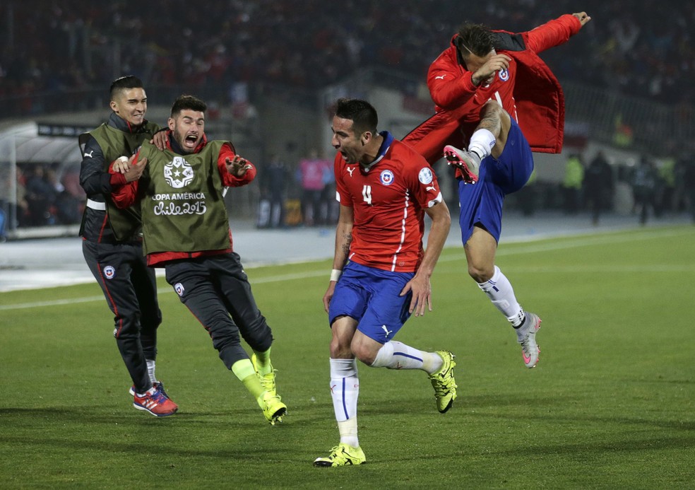 Isla comemora gol pelo Chile — Foto: reuters