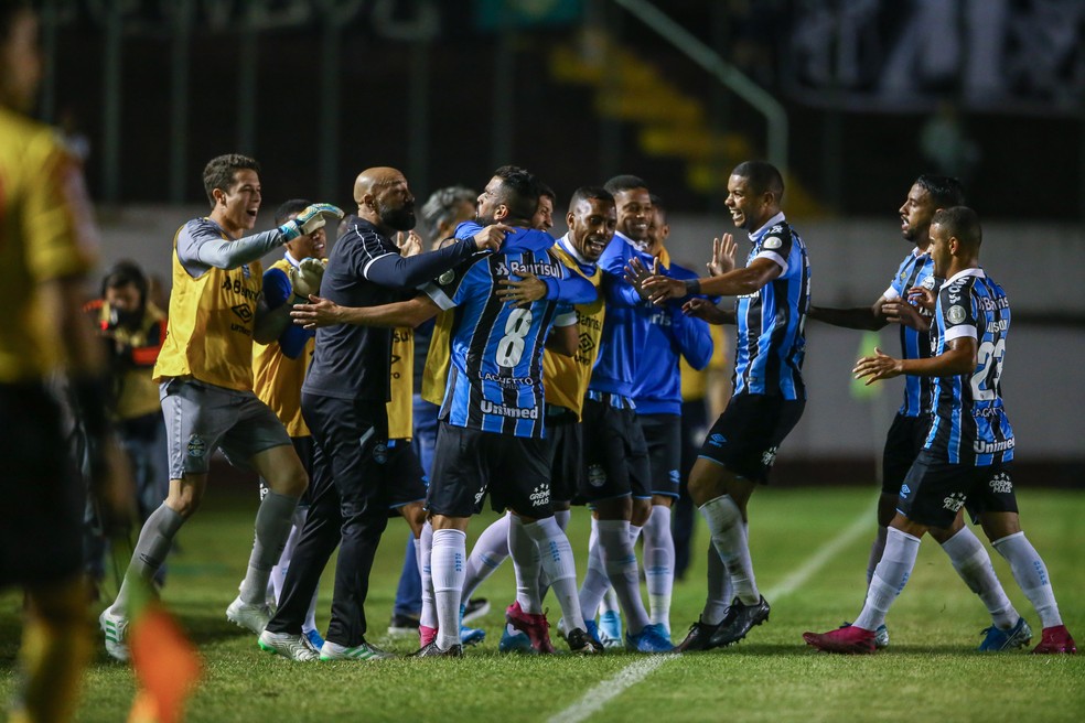 Grupo do Grêmio comemora vitória sobre o Ceará — Foto: Lucas Uebel/Grêmio