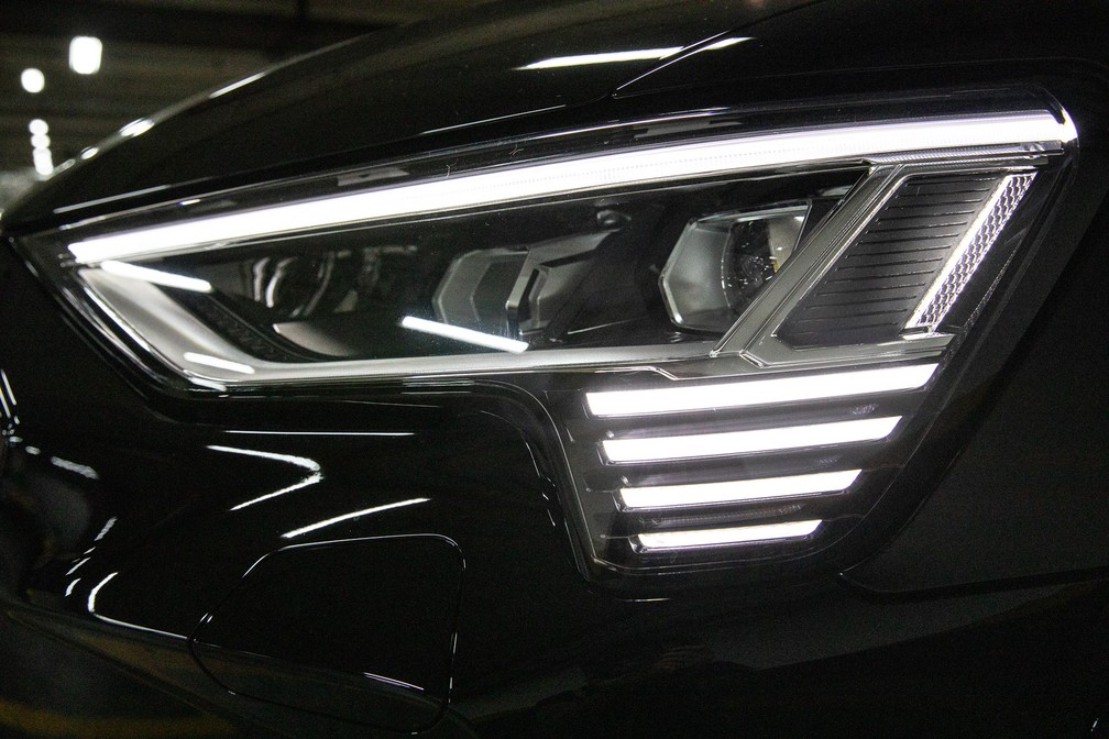 Faróis Matrix são opcionais o Audi E-Tron — Foto: Fábio Tito/G1