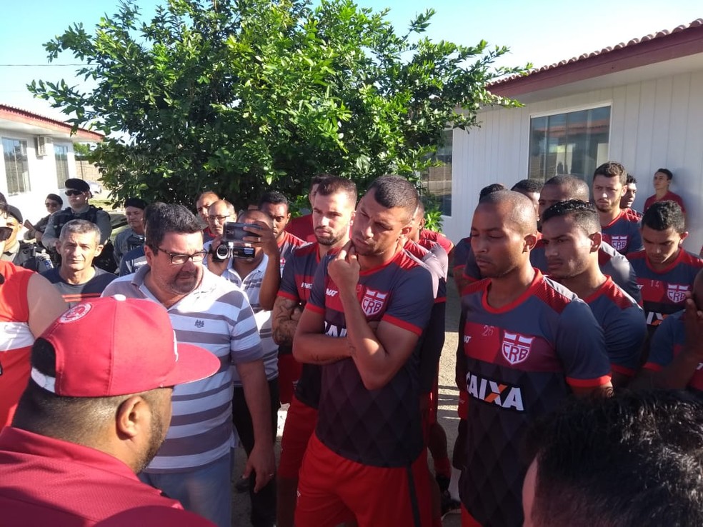 Jogadores do CRB ouvem o protesto dos torcedores (Foto: Denison Roma / GloboEsporte.com)