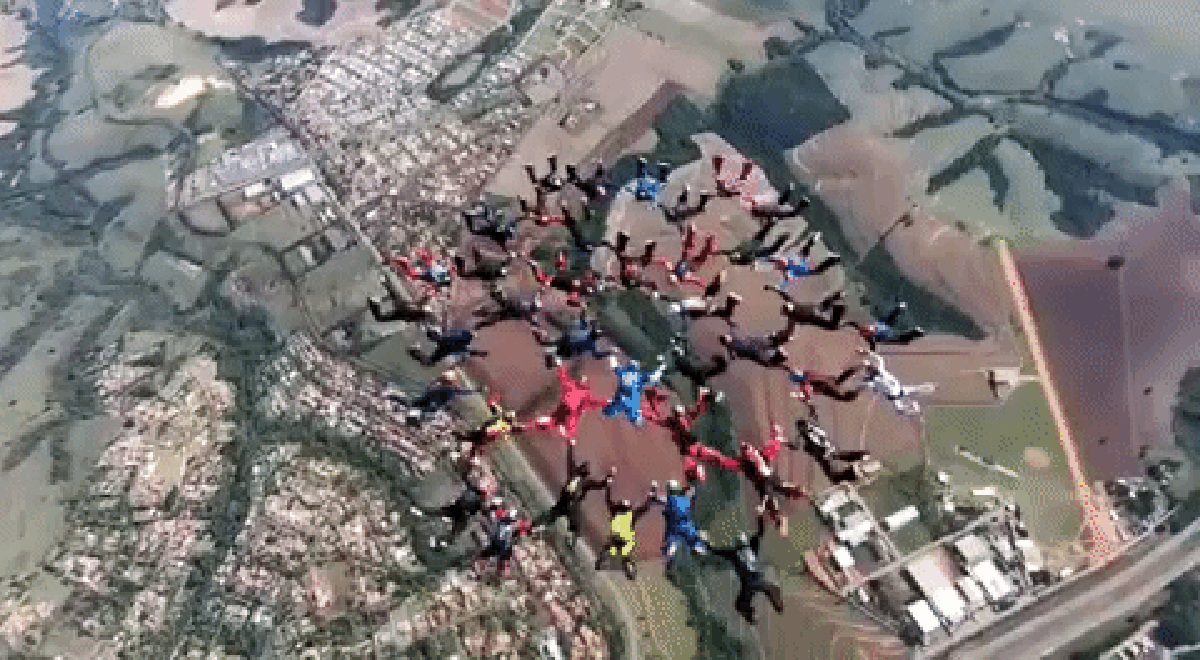 Vídeo mostra salto de paraquedistas que