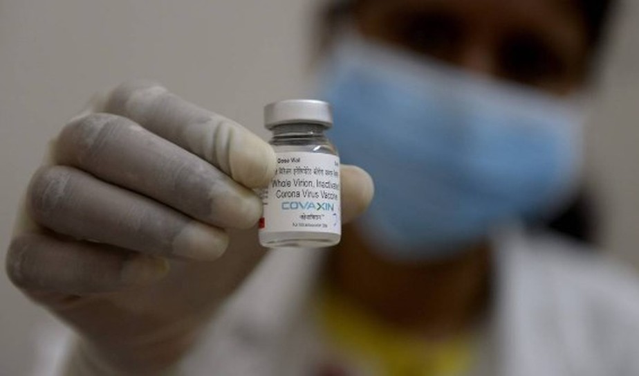 Profissional de saúde segura frasco da vacina indiana Covaxin
