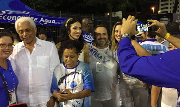 Marisa Monte e Paulinho da Viola posam com fãs (Foto: Editora Globo)