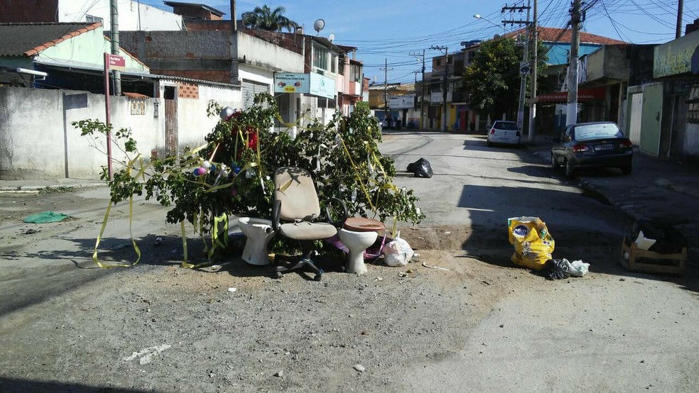 Árvore de Natal improvisada é montada com galhos, lixo e entulho em rua  esburacada de Cabo Frio, no RJ | Região dos Lagos | G1