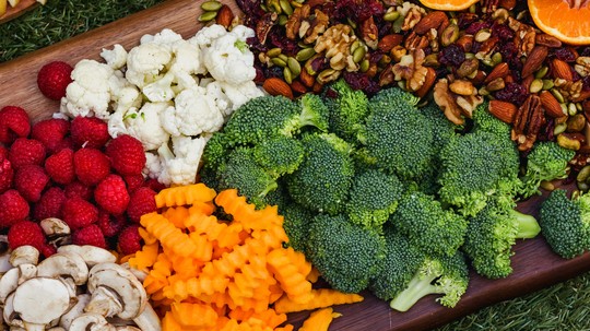 10 frutas e legumes da estação para fazer receitas práticas e nutritivas