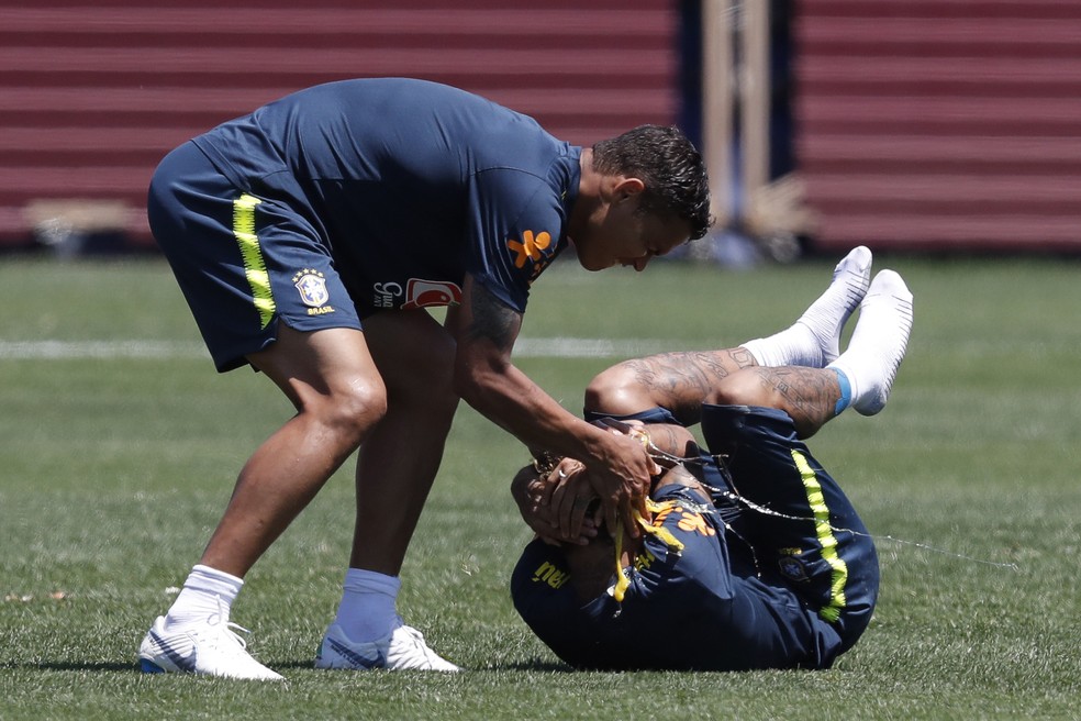 Thiago Silva consegue pegar Neymar na brincadeira (Foto: Pedro Martins / MoWa Press)