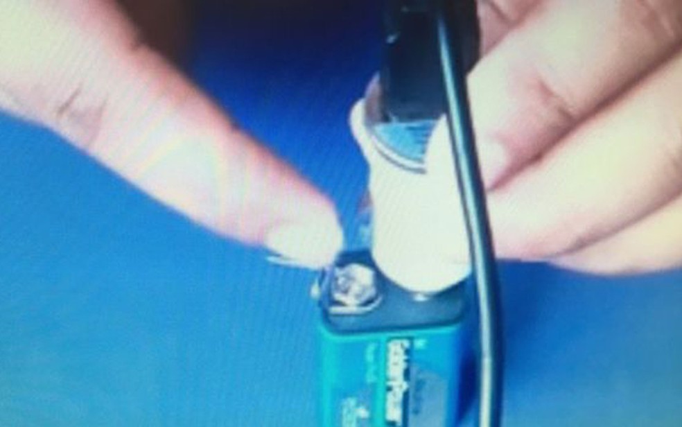 Neste exemplo, usamos um clipe metálico, mas também poderia ser a mola de uma caneta esferográfica  (Foto: YouTube/Mundo Top)