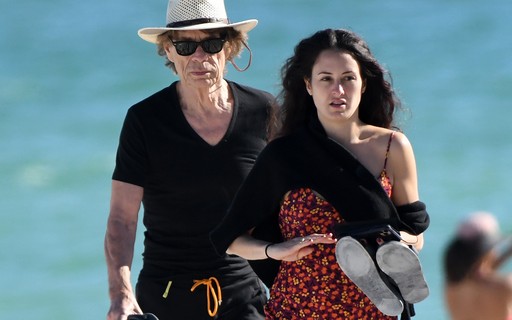 Mick Jagger faz aparição raríssima com a namorada, Melanie Hamrick, em dia de praia