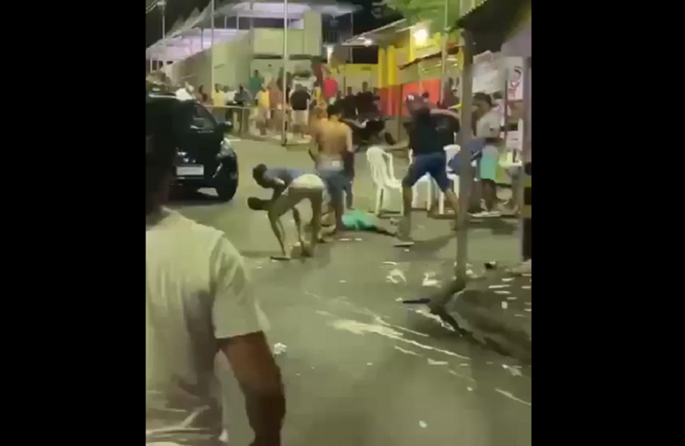 agressao Vídeo mostra agressões a homem caído no chão durante festa de rua no interior do RN; suspeitos foram detidos