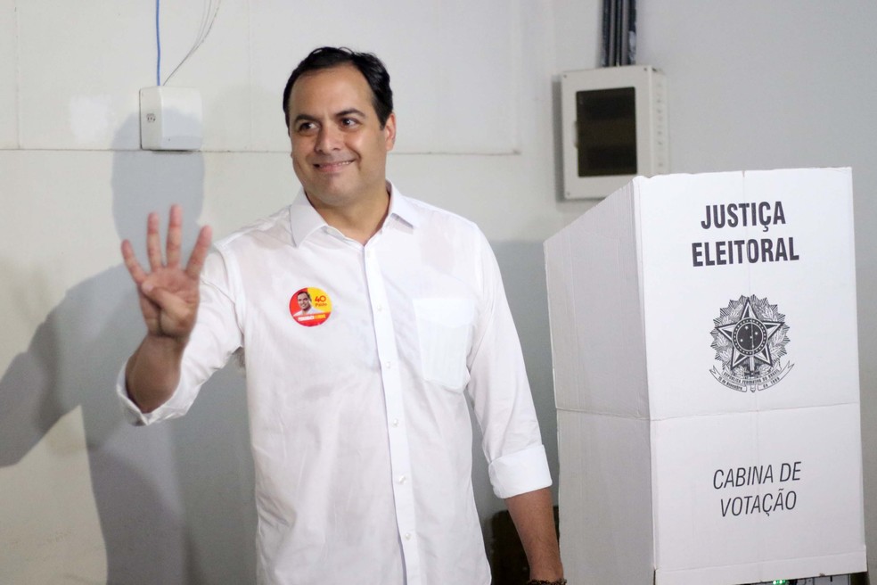 Governador releeito, Paulo CÃ¢mara votou pela manhÃ£, no bairro da Madalena, na Zona Oeste do Recife â€” Foto: Marlon Costa/Futura Press/EstadÃ£o ConteÃºdo